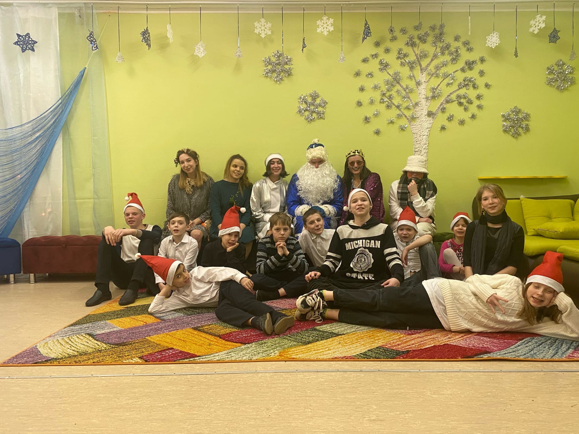 Активисты Волонтёрского движения и Студенческого совета СПбГИК провели новогоднее мероприятие для воспитанников Социально-реабилитационного центра